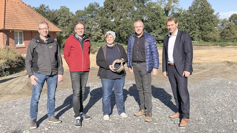 Die Vertreter der Gemeinde freuten sich über die Ausgrabungsfunde: (von links) Hinrich Becker, Leiter des Fachbereiches Bauen und Umwelt der Gemeinde Uplengen, Dr. Jan Kegler und Amelie Mohrs von der Ostfriesischen Landschaft, Ratsmitglied Ulrich de Buhr und Bürgermeister Heinz Trauernicht. Foto: Kraft