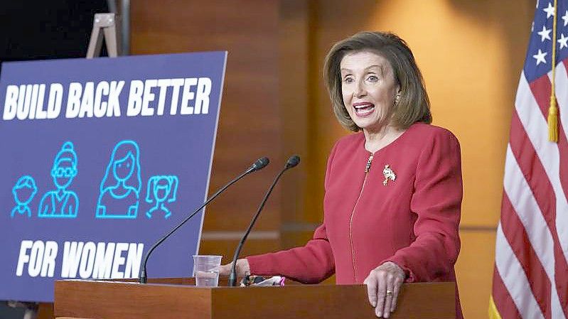 Nancy Pelosi, Vorsitzende des US-Abgeordnetenhauses, spricht bei einer Pressekonferenz im Kapitol über die innenpolitische Agenda von US-Präsident Biden. Foto: J. Scott Applewhite/AP/dpa