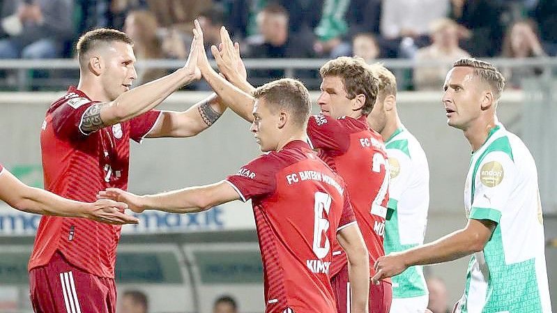 Fühlt sich beim FC Bayern wieder wohl: Niklas Süle (r). Foto: Daniel Karmann/dpa
