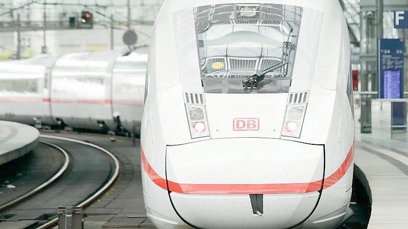 Ein ICE steht an einem Bahnsteig im Berliner Hauptbahnhof. Foto: Carsten Koall/dpa