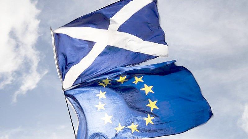 Die Flaggen von Schottland (o) und Europa. Schottland will wieder mehr Studenten aus der EU anlocken. Foto: Jane Barlow/PA Wire/dpa