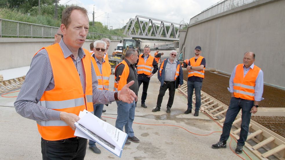 Ratlose Gesichter im Trog: Im Juli führte Projektleiter Wolfgang Fecht (links) eine Besuchergruppe über die Baustelle und beschrieb die Herausforderungen der Sanierung. Jetzt sind neue Probleme hinzugekommen. Foto: Päschel/Archiv