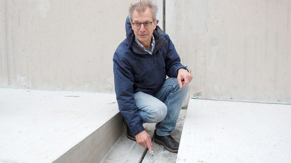 Helmut Bodem vom Berliner Ingenieurbüro Grassl zeigt eines der Bohrlöcher, über die das Kunstharz verpresst wurde.