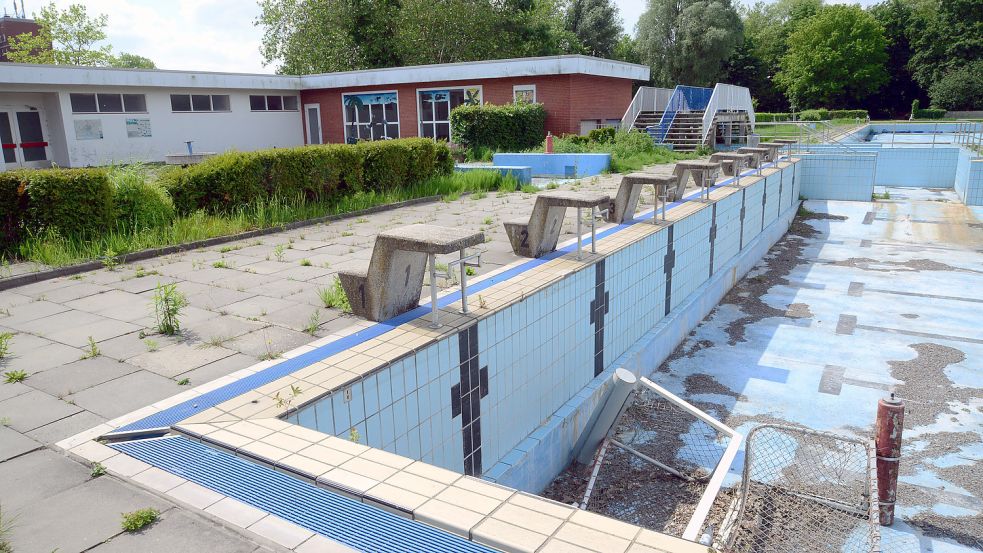 Ob das Becken in Borssum jemals wieder mit frischem Wasser gefüllt sein wird, daran haben einige ihre Zweifel. Foto: Archiv