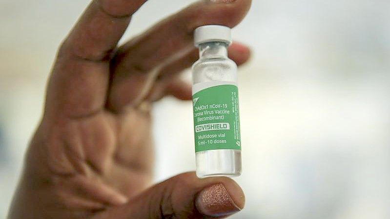 Eine Krankenschwester hält eine Ampulle mit dem Corona-Impfstoff von AstraZeneca, der vom Serum Institute of India (SII) hergestellt und im Rahmen der globalen Covax-Initiative bereitgestellt wird. Foto: Brian Inganga/AP/dpa