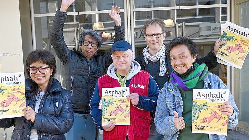 Daniella Fitriab (l-r), Iswanto Hartono (beide vom Künstlerkollektiv ruangrupa), Stefan Marx (Verkäufer der Straßenzeitung "Asphalt"), Volker Macke (Redaktionschef "Asphalt") und Reza Afisina (ruangrupa) in Kassel. Foto: Uwe Zucchi/dpa
