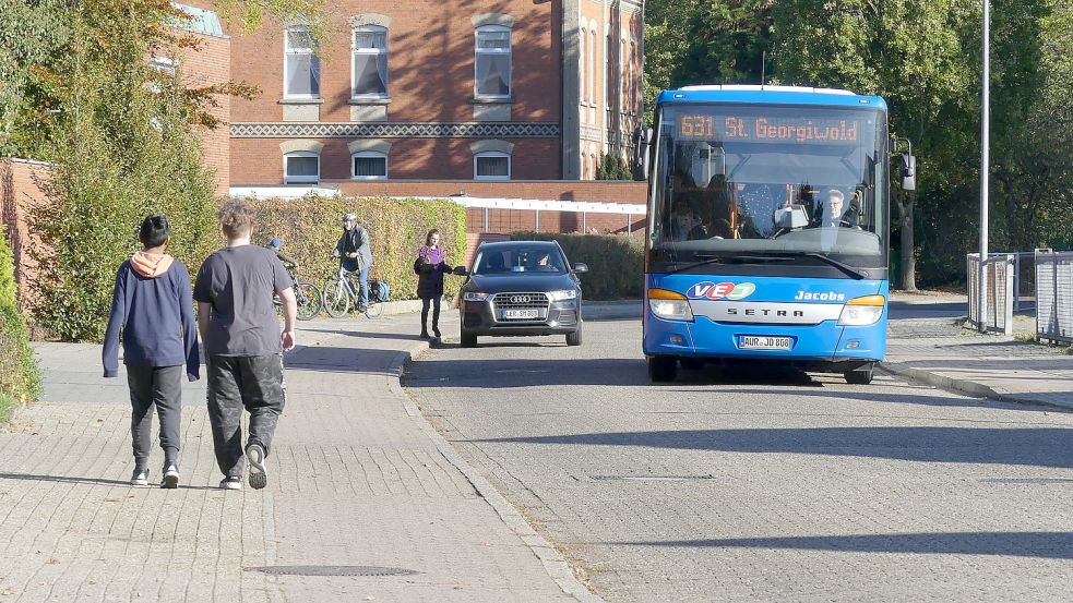 Fußgänger, Fahrradfahrer, Autos und Busse begegnen sich auf der Wiesenstraße in Weener. Vor und nach dem Unterricht ist dort deutlich mehr los als auf diesem Bild. Foto: Gettkowski
