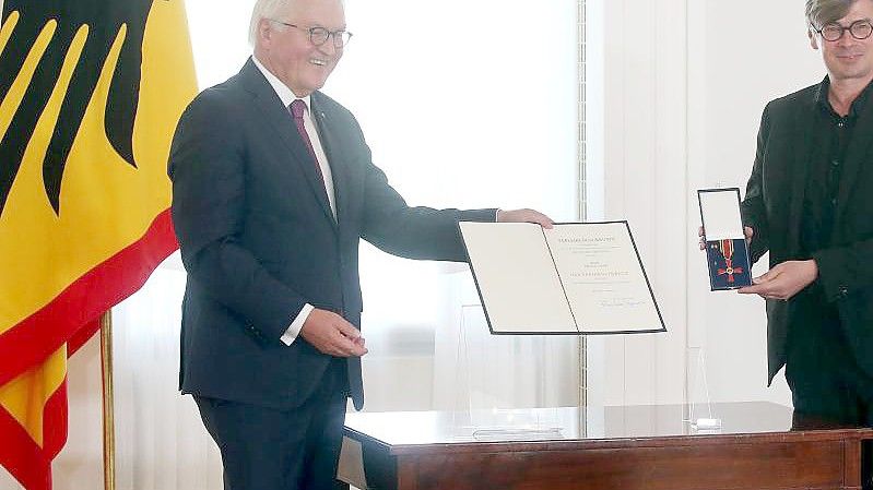 Bundespräsident Frank-Walter Steinmeier verleiht im Schloss Bellevue den Verdienstorden der Bundesrepublik Deutschland. Foto: Wolfgang Kumm/dpa