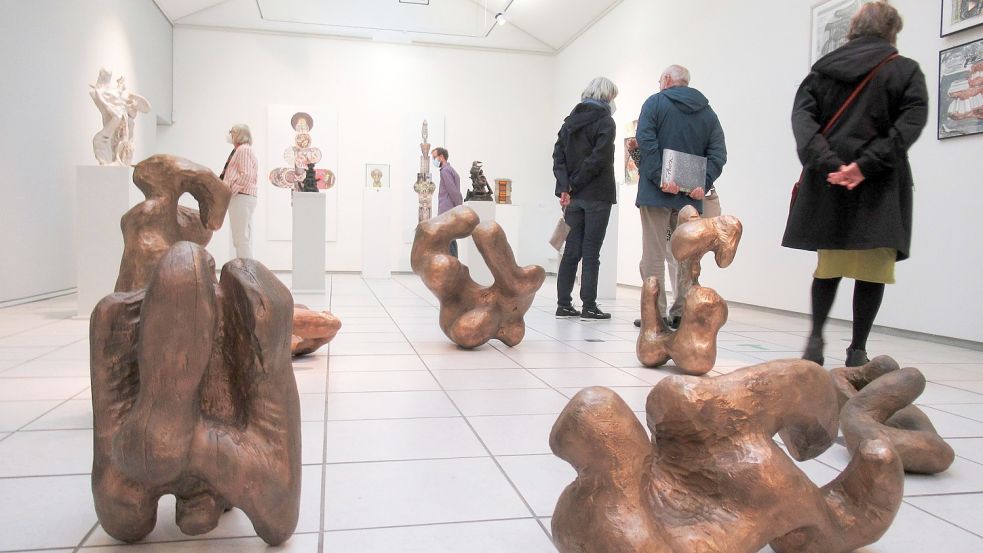 Rauminstallation im Künstlermuseum Heikendorf: Die „Organische Maschine“ – in Bronze gegossene Holzskulpturen, entstanden um 1984. Foto: Jens Rönnau