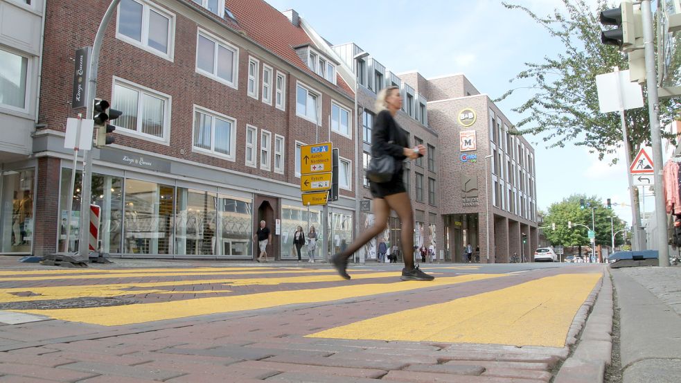 Raum für neue Möglichkeiten. Auf der Neutorstraße in Emden machen Autos Platz für Fußgänger, Radfahrer und bald auch eine Ausstellung. Foto: Päschel