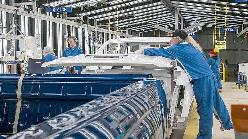 Arbeiter führen in einer Lackiererei von General Motors in Flint eine Endkontrolle durch. Der größte US-Autobauer ist im vergangenen Quartal besonders hart von den branchenweiten Chip-Lieferengpässen getroffen worden. Foto: Ryan Garza, Detroit Free Press/TNS via ZUMA Wire/dpa