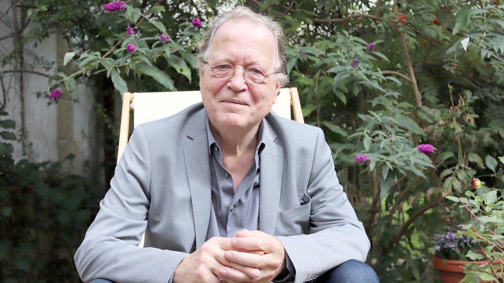 Franz Wittenbrink im Garten seines Hauses in St. Georg. Foto: Markus Lorenz