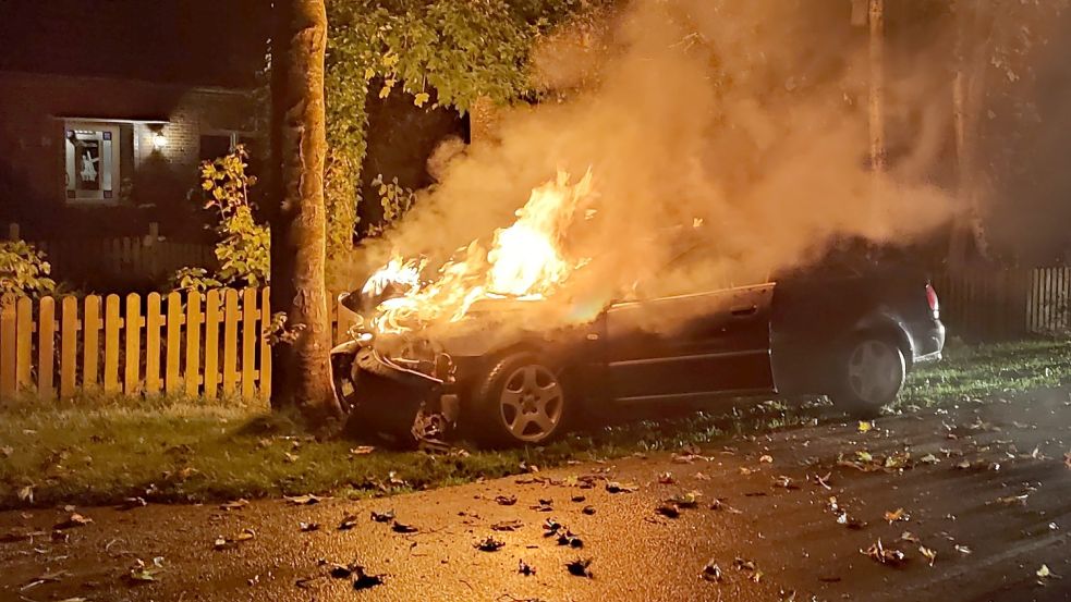 In Ostvictorbur prallte ein Auto gegen einen Baum und fing Feuer. Foto: Kreisfeuerwehrverband Aurich