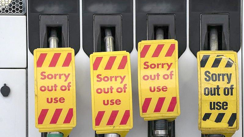 Außer Betrieb: Zapfsäulen an einer Tankstelle in Manchester. Foto: Jon Super/AP/dpa