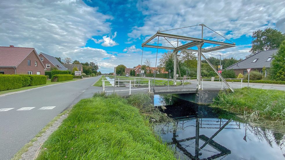 Kanal mit Klappbrücke. Die typische Fehnlandschaft. Foto: Cordsen