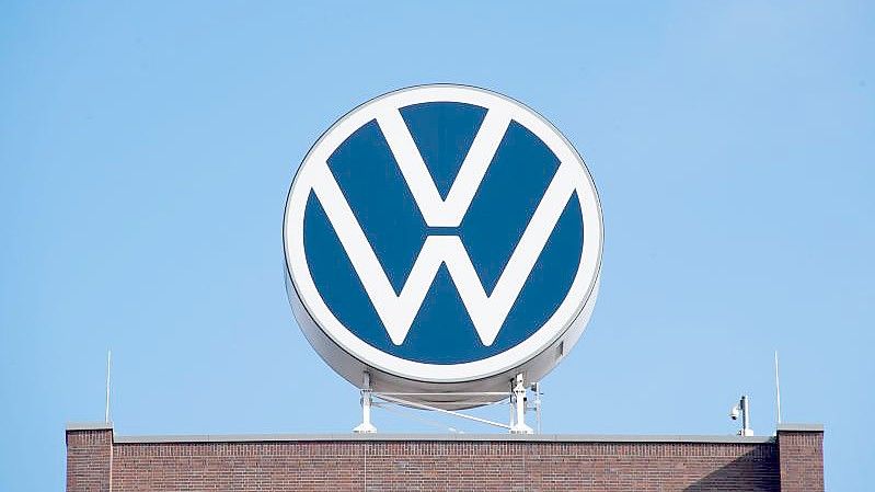 Das Markenhochhaus von Volkswagen in Wolfsburg. Foto: Julian Stratenschulte/dpa