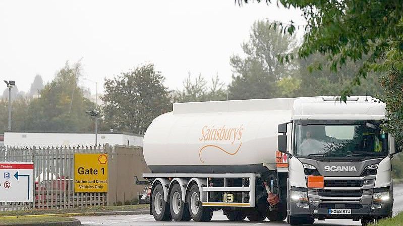 Ein Tankwagen verlässt ein Shell-Öldepot im britischen Kingsbury. In Großbritannien lebende Deutsche werden laut einem Bericht zufolge dazu aufgerufen, einzuspringen. Foto: Jacob King/PA Wire/dpa