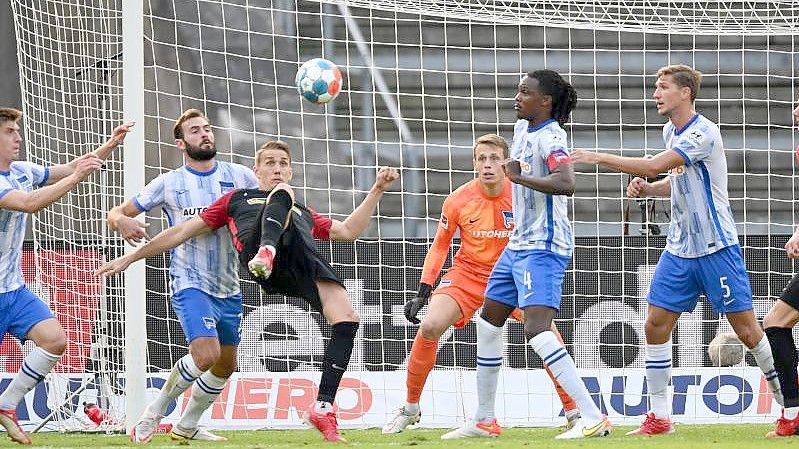 Freiburgs Nils Petersen (3.v.l.) erzielt per Fallrückzieher das Tor zur 1:2-Führung in Berlin - bereits das 30. Jokertor des Stürmers. Foto: Soeren Stache/dpa-Zentralbild/dpa