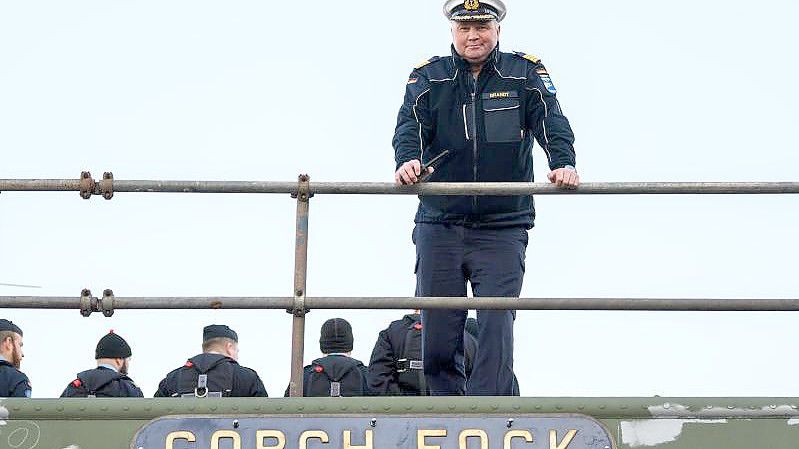 Nils Brandt, Kapitän der Gorch Fock, an Bord des Marineschulschiffes. Foto: Mohssen Assanimoghaddam/dpa