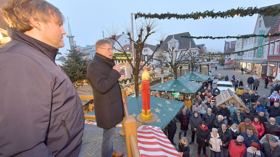 Ein Bild, das Sehnsucht weckt: die Eröffnung des Weihnachtszaubers vor zwei Jahren Durch Udo Hippen (von links) und Bürgermeister Horst Feddermann. Archiv: Foto/Ortgies