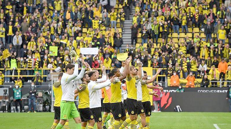 Dortmunds Spieler bedanken sich bei den Fans nach dem 2:1-Sieg gegen den FC Augsburg für die Unterstützung. Foto: Bernd Thissen/dpa