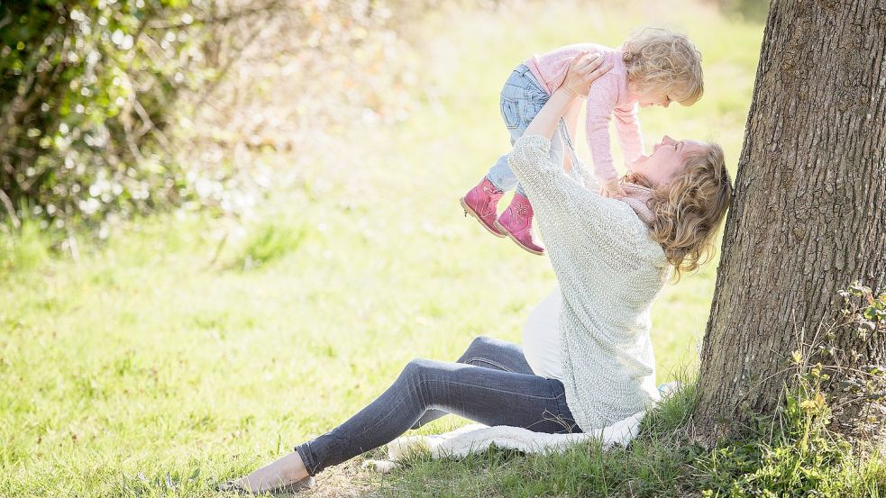 Eine schwangere Frau spielt mit ihrer Tochter: Beruf und Kind unter einen Hut zu bringen, ist auch heutzutage noch schwierig. Symbolfoto: Pixabay