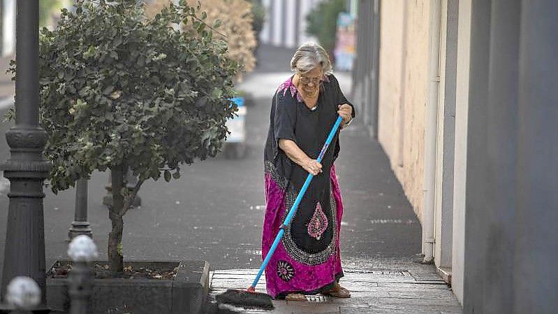 Nach dem Vulkanausbruch hat Aschenregen die Straßen in einigen Gebieten der Insel schwarz gefärbt. Foto: Kike Rincón/EUROPA PRESS/dpa