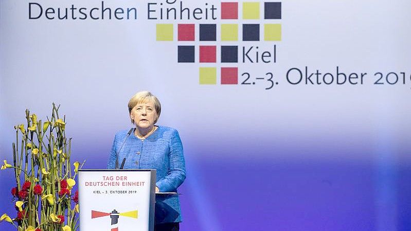 Bundeskanzlerin Angela Merkel (CDU) spricht beim Festakt zum Tag der Deutschen Einheit in Kiel 2019. In diesem Jahr steht der zentrale Festakt in Halle (Saale) erneut im Zeichen der Corona-Pandemie. Foto: Christian Charisius/dpa