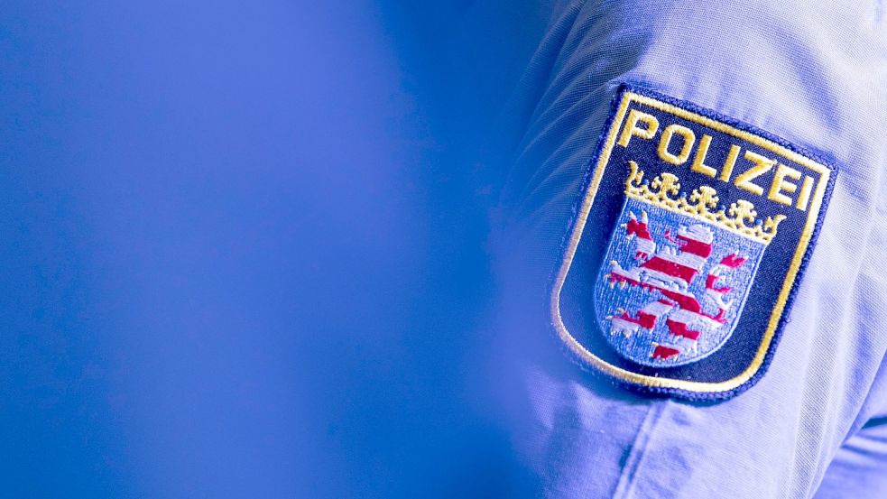 Der Einsatz von Schlagstöcken wird in einem Fall in Hessen als Polizeigewalt kritisiert. (Symbolbild) Foto: dpa/Boris Roessler