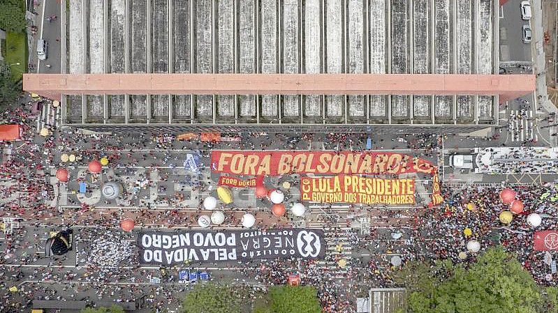 In Sao Paulo fordern Demonstranten die Amtsenthebung von Jair Bolsonaro: Brasiliens Präsident steht unter anderem wegen seines Umgangs mit der Corona-Pandemie in der Kritik. Foto: Andre Penner/AP/dpa