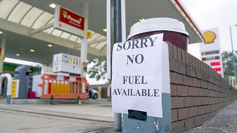 Ein Zettel mit der Aufschrift „Entschuldigung, kein Benzin verfügbar“ ist an einer Tankstelle in Bracknell angebracht. Großbritanniens Premier Boris Johnson will trotz anhaltender Kraftstoffkrise die Einwanderungsregeln nicht lockern. Foto: Steve Parsons/PA/dpa