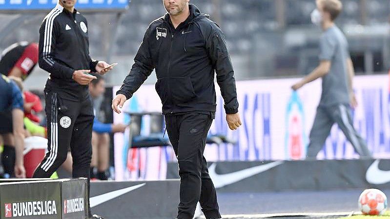 Herthas Cheftrainer Pal Dardai verlässt bei Spielende die Coaching-Zone. Foto: Soeren Stache/dpa-Zentralbild/dpa