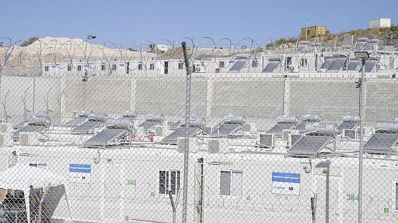 Das Flüchtlingslager auf der griechischen Insel Samos. Foto: Thanassis Stavrakis/AP/dpa