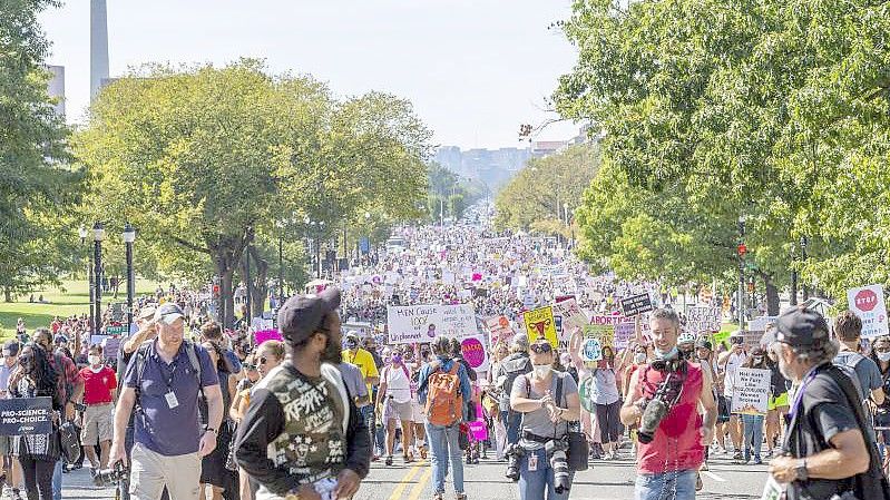 Tausende Menschen demonstrieren in der Washington für das Recht auf Abtreibung. Foto: Eric Kayne/AP/dpa