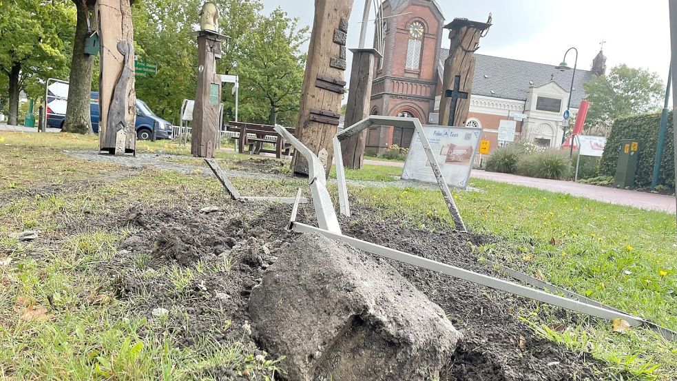 Die Verankerung der Infotafel wurde aus dem Boden gerissen, zwei Steelen wurden beschädigt. Foto: Janßen