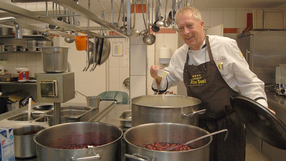 Familie Janssen hat trotz Corona fast alle Mitarbeiter der Alten Post an Bord behalten, darunter auch Küchenchef Hans-Gerd Gerdes (Foto). Fotos: Archiv/Luppen