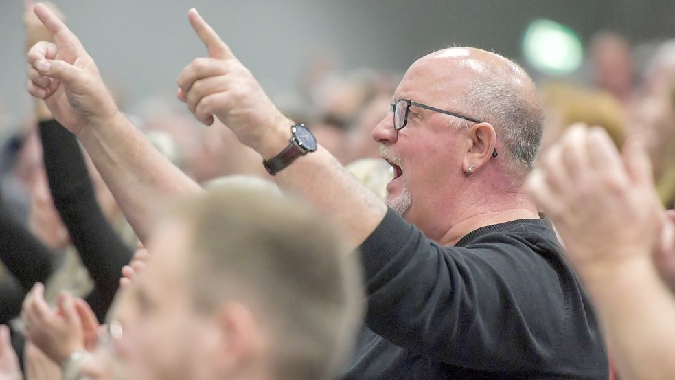 Riesengroß war die Freude nach der Auricher Aufholjagd auch bei den Fans in der Sparkassen-Arena.