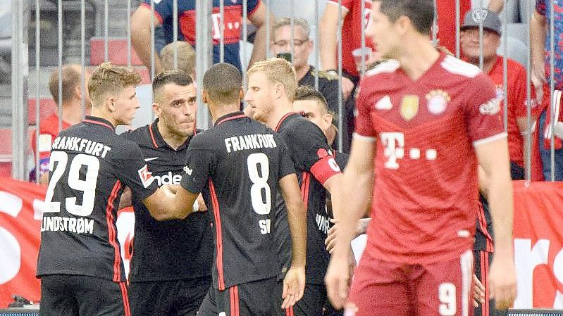 Die Bayern um Weltfußballer Robert Lewandowski (r) verloren überraschend gegen Eintracht Frankfurt. Foto: Matthias Balk/dpa