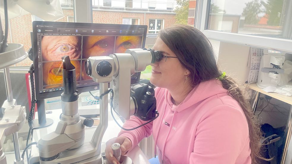 Die leitende medizinische Fachangestellte Saskia Kruse macht auf Borkum Bilder an der Spaltlampe, die der behandelnde Arzt in Aurich live sehen kann. Fotos: Zentrum Gesundheit
