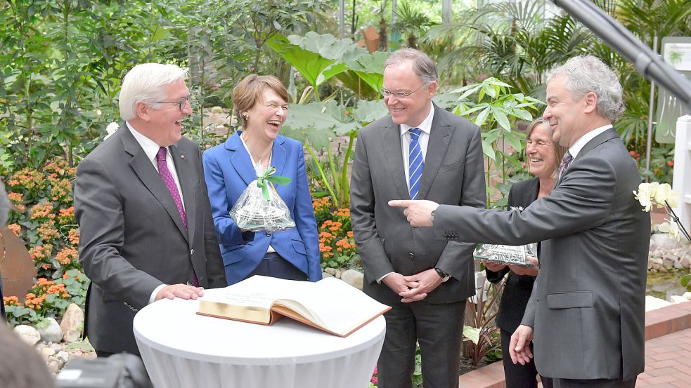 Eine besondere Erinnerung: Am 8. Juni 2017 hieß Bürgermeister Friedrich Völler (rechts) Bundespräsident Frank-Walter Steinmeier (links) mit Ehefrau Elke Büdenbender und Ministerpräsident Stephan Weil mit Ehefrau Rosemarie Kerkow-Weil in der Blumenhalle willkommen. Foto: Archiv/Ortgies