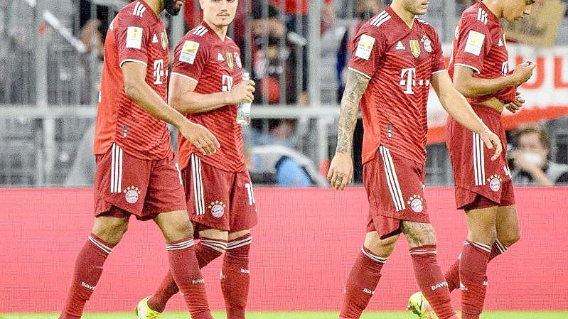 Münchens Spieler gehen enttäuscht vom Platz - das Spiel endete 1:2. Foto: Matthias Balk/dpa