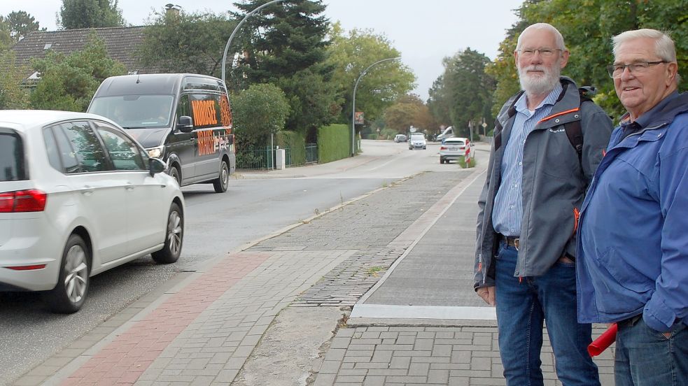 Berthold Haase (links) und Walter Schnell beklagen den maroden Zustand der Brücke über den Borssumer Kanal in Wolthusen und den Lärm, den der Verkehr darüber verursacht. Foto: H. Müller