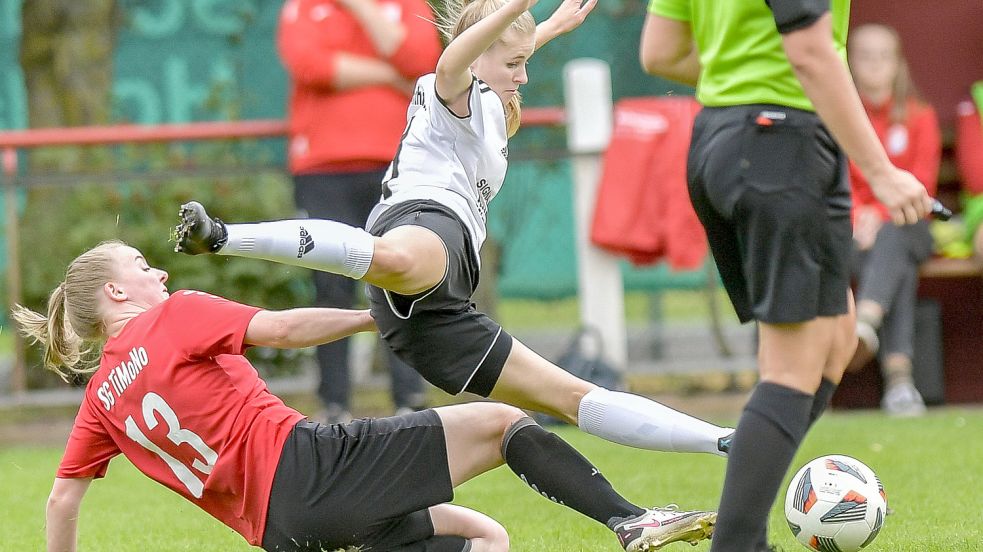 SV-Spielerin Lea Siemens (Nummer 13) grätscht hier eine Gegenspielerin um. In der 23. Minute glich Siemens zum 1:1 aus. Fotos: Ortgies