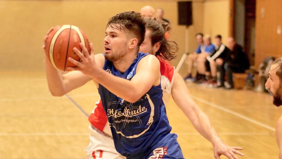 Ben Post (am Ball) war mit 23 Punkten und vier Dreiern erfolgreichster Werfer der Logabirumer. Foto: Meiborg