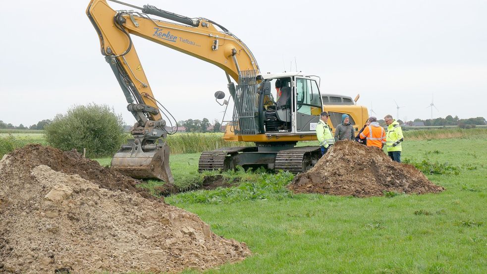 Mit Hilfe eines Baggers wird der Oberboden abgetragen. Foto: Trägergesellschaft