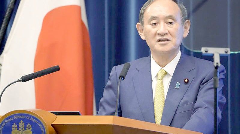 Yoshihide Suga spricht auf einer Pressekonferenz. Japans scheidender Ministerpräsident hat sein Kabinett aufgelöst und damit den Weg für die Wahl Fumio Kishidas zum Nachfolger freigemacht. Foto: -/kyodo/dpa