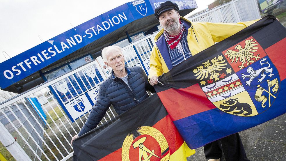 Helmut Schühler (links, Team DDR) und Kai Schoolmann (rechts, Team Ostfriesland) posierten vor einigen Monaten schon einmal mit den "Nationalfahnen". Foto: Doden