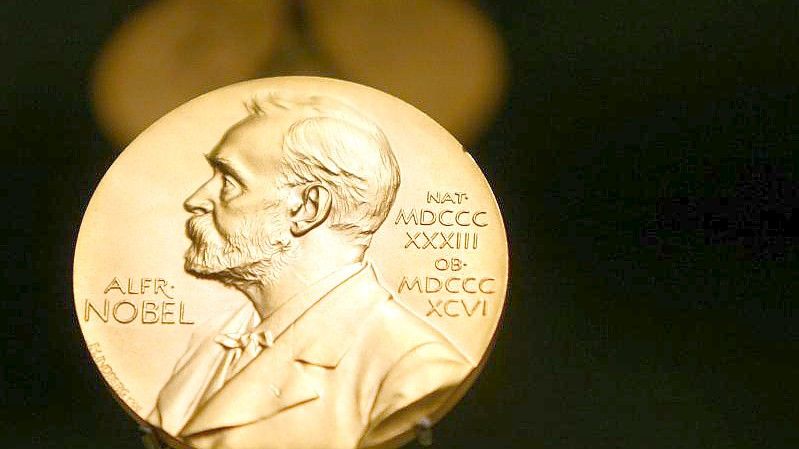 Eine Medaille mit dem Konterfei von Alfred Nobel ist im Nobel Museum zu sehen. Foto: Kay Nietfeld/dpa