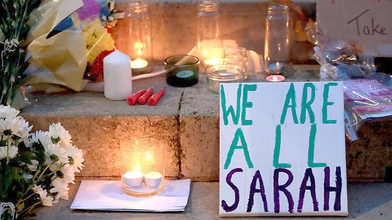 Kerzen und Blumen sind bei einer Mahnwache für die getötete Sarah Everard an der University of Leeds zu sehen. Nur wenige Tage nach dem Urteil gegen ihren Mörder ist ein weiterer britischer Hauptstadtpolizist wegen Vergewaltigung angeklagt worden. Foto: Danny Lawson/PA Wire/dpa