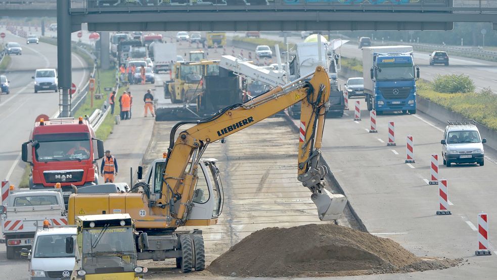 Fahrbahnsanierung auf der Autobahn A5 nahe Frankfurt am Main: Deutschland steckt im Investitionsstau, weshalb die Schuldenbremse wieder ins Gerede gekommen ist. Foto: Arne Dedert/dpa